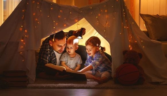 tata i deca u improvizovanom satoru sa lampionima