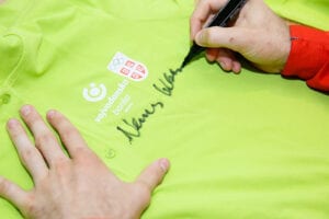 sportista se potpisuje na zelenoj majici