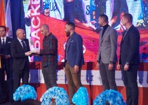Predrag Mihajlovic Predsednik IO OTP banke Srbija na konferenciji dodeljuje nagradu sportisti