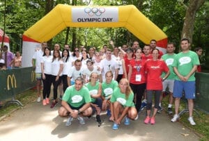 grupa sportista na olimpijskom danu