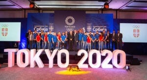 grupna fotografija sportista na konfereciji za olimpijske igre u tokiu 2020