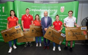 Predrag Mihajlovic predsednik OI OTP banke sa olimpijcima koji drze visa gold olimpijske kartice