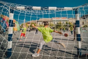 deca igraju fudbal, decak brani gol
