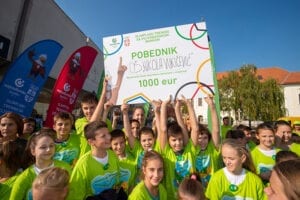 Deca u zelenim majicama drze nagadu za pobednika