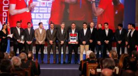 Kolege u modernoj kancelariji proveravaju projekat, zena u ruci dzrzi tablet muskarac laptop