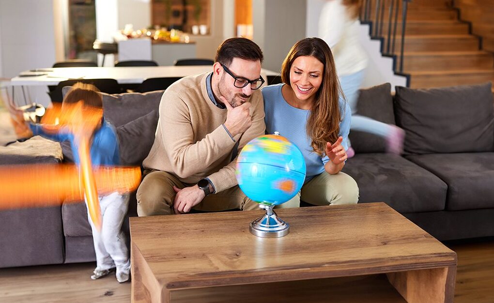 devojka i decko gledaju u globus